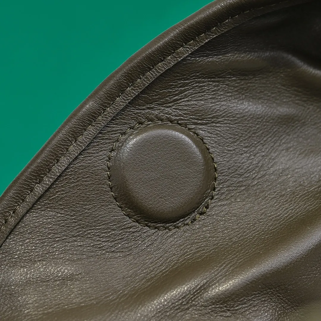 Batch 2160 #Bv New large HOP bag, the bag body and handles are made of a whole piece of woven leather. The bag body is soft and lazy. Hop symbolizes the praise of innovation and eternal craftsmanship [love]. The pyramid silhouette combines practicality and fashion. Modern and casual, the bag mouth is double-sided closed design, more convenient and safe! The cowhide texture also makes the bag more wear-resistant and durable. A must-have for fashionable ladies who like minimalism yet comfortable and casual! Size: 54x24x13, Model: 3970#